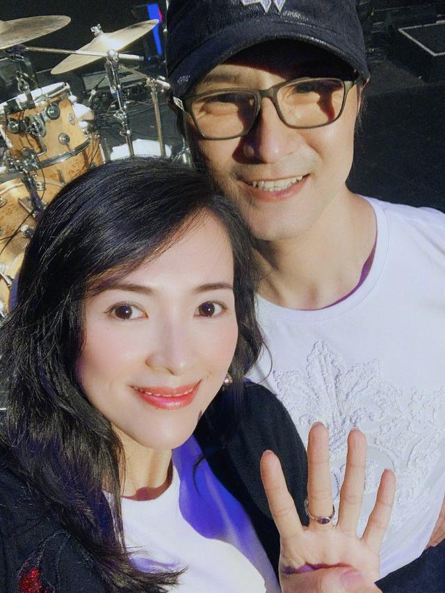 章子怡一家三口走机场，她涂红唇拎贵妇包超霸气，汪峰身后变跟班