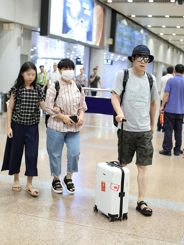 小沈阳女儿跟妈走机场,模样像爸超洋气,阔腿裤搭衬衫比妈妈时髦