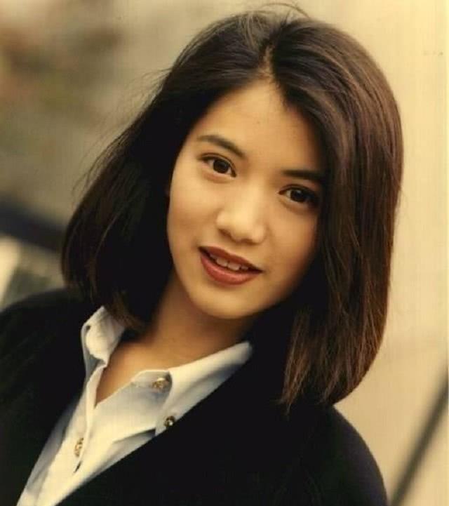 长发的“靓靓”更靓了,与张智霖一同现身阿娇婚礼,模样依旧年轻