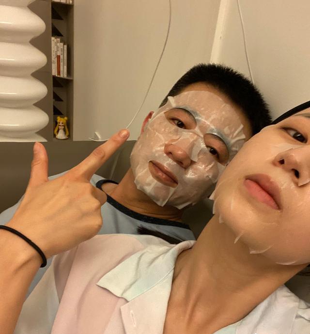 周雨彤爸爸请出道!父女合拍竟抢了女儿风头,大叔颜值帅翻似情侣