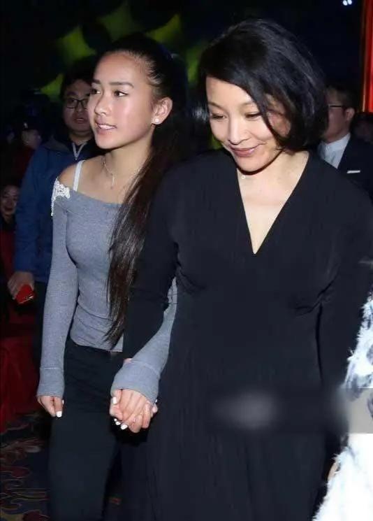 陈冲晒照庆祝女儿哈佛毕业,女儿一头秀发颜值很高,笑容更是像妈