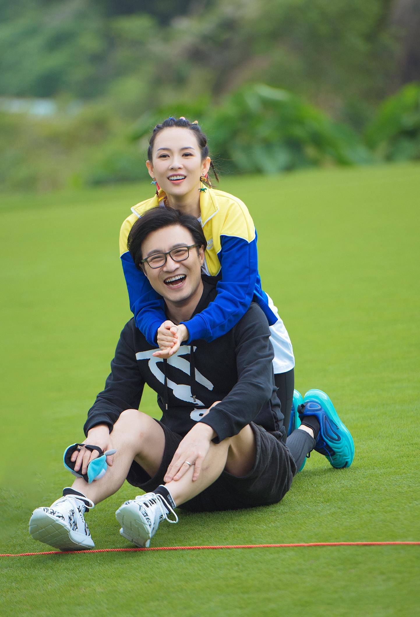章子怡终于高调,一袭大红色亮片裙美艳动人,与汪峰热舞画面太美