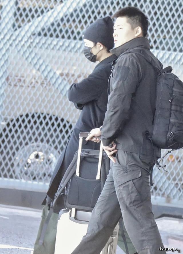 肖战素颜现身机场,戴口罩难掩帅气,穿黑大衣搭毛线帽超有男人味