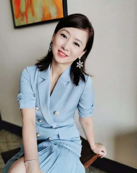 50岁翁虹果然厉害,露肩长裙秀肩颈线条美,好身材惹人夸