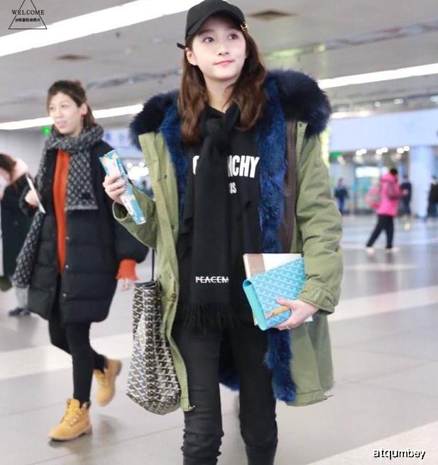 关晓彤低调现身，身穿几万块的绿棉袄美出了高度，网友：鹿晗教的