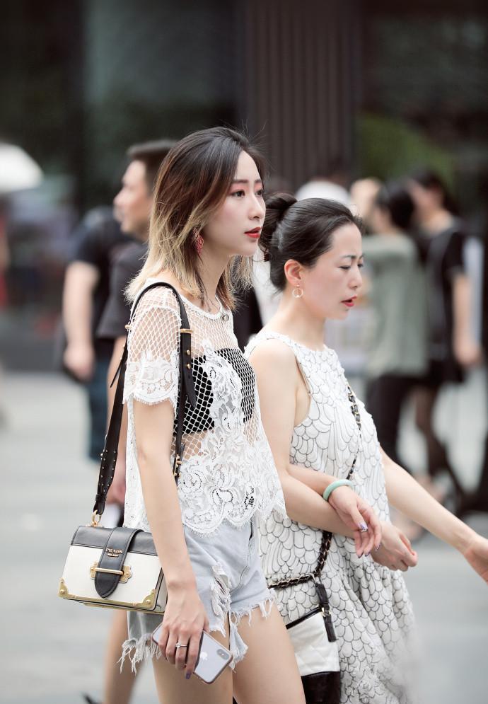 热情活泼的时尚街拍：甜美有型的美女，展现细节上的精致感