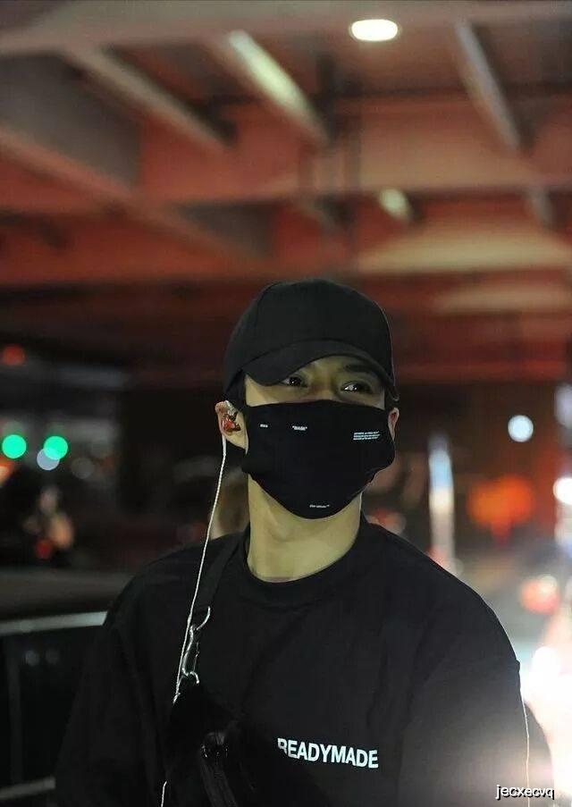 厉害了,韩东君!只反穿一件T恤就直接上机场,网友:这叫个性