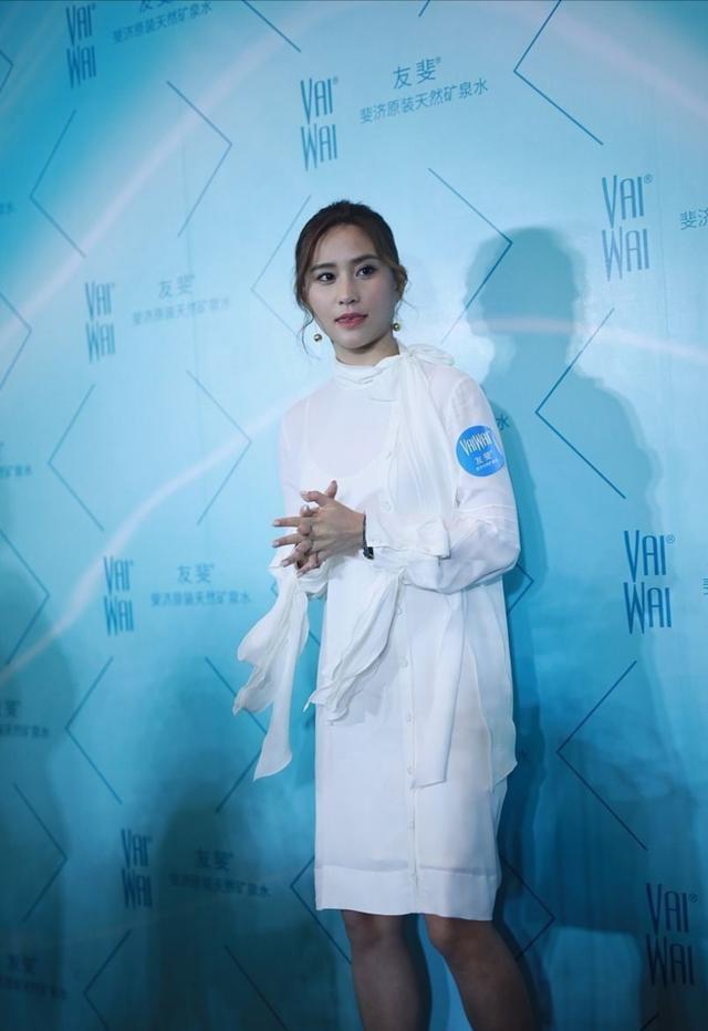 赌王唯一龙凤胎子女,何超莲携手哥哥现身,何超莲少女哥哥很老实