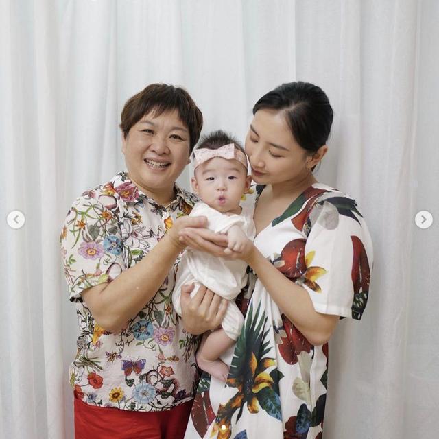 何雯娜晒祖孙三代合照,老母亲一脸福相,4月大女儿太像老公梁超
