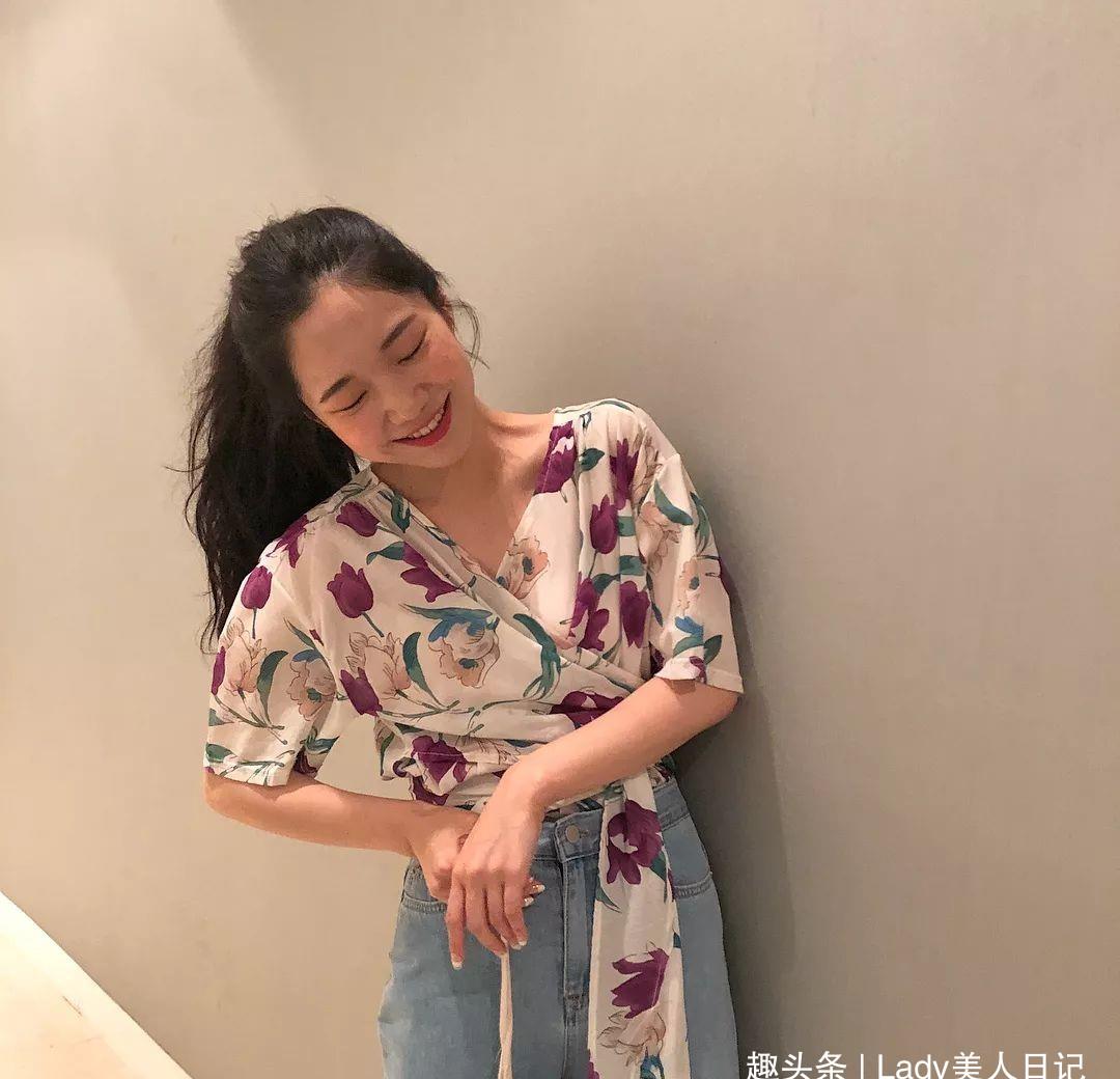 夏天别只懂得穿T恤了!露腰polo衫更刺激,印花衬衫也很性感