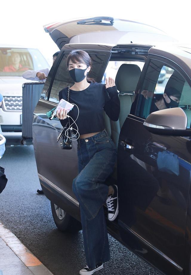 31岁李菲儿秀''蜂腰'',短款T恤搭配高腰直筒裤,身材好得像少女