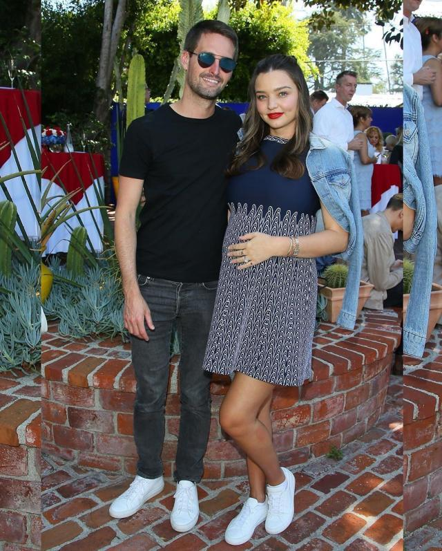 米兰达可儿三胎后变臃肿,努力吸气凹造型,换个pose暴露腰上赘肉