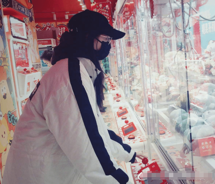 关晓彤晒男友视角新照片,玩夹娃娃超开心,穿搭可爱又保暖