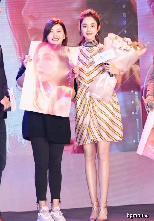 古力娜扎穿透视连衣裙遮不住, 网友:显得女人味十足