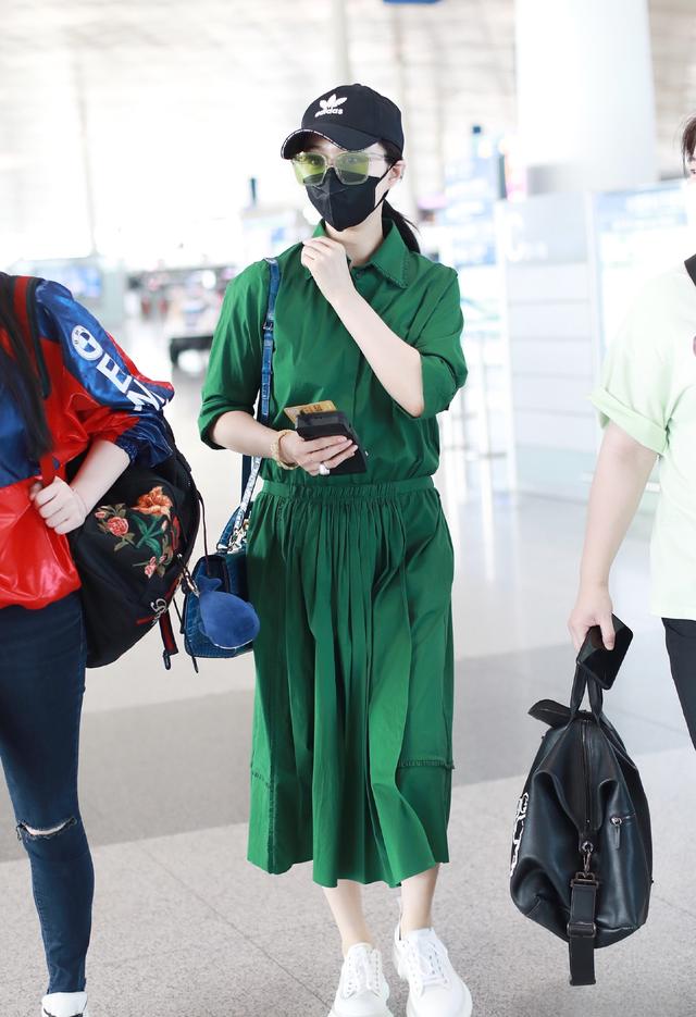范冰冰复胖得厉害!穿绿裙走机场像120斤,水桶身材大肚子太抢镜