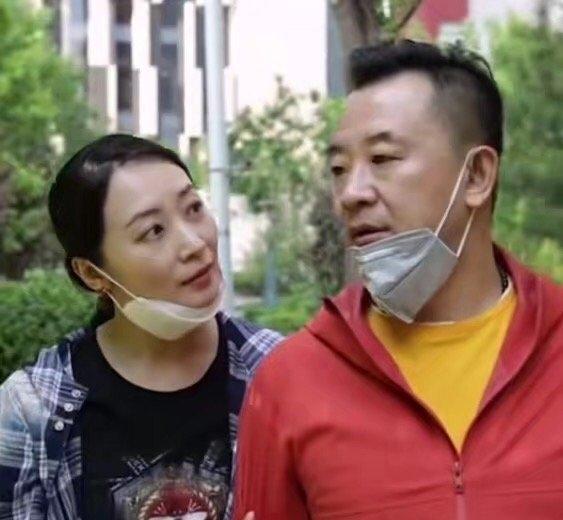 黄海波难得秀恩爱!和娇妻戴口罩亲吻超甜,红黄配造型太显落魄