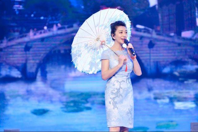 江珊带女儿录节目，一袭蕾丝裙秀身材，女儿发型好油腻