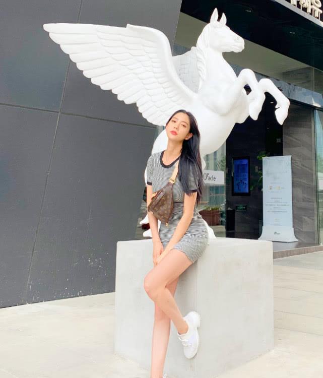 克拉拉晒婚纱,少女脸好身材显人妻魅力,不愧是“韩国第一美女”
