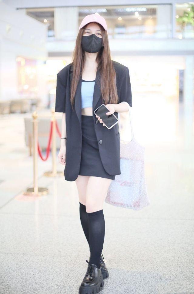吴昕参加姐姐后脱胎换骨，穿露脐装搭长袜，暴露膝盖内翻勒出赘肉