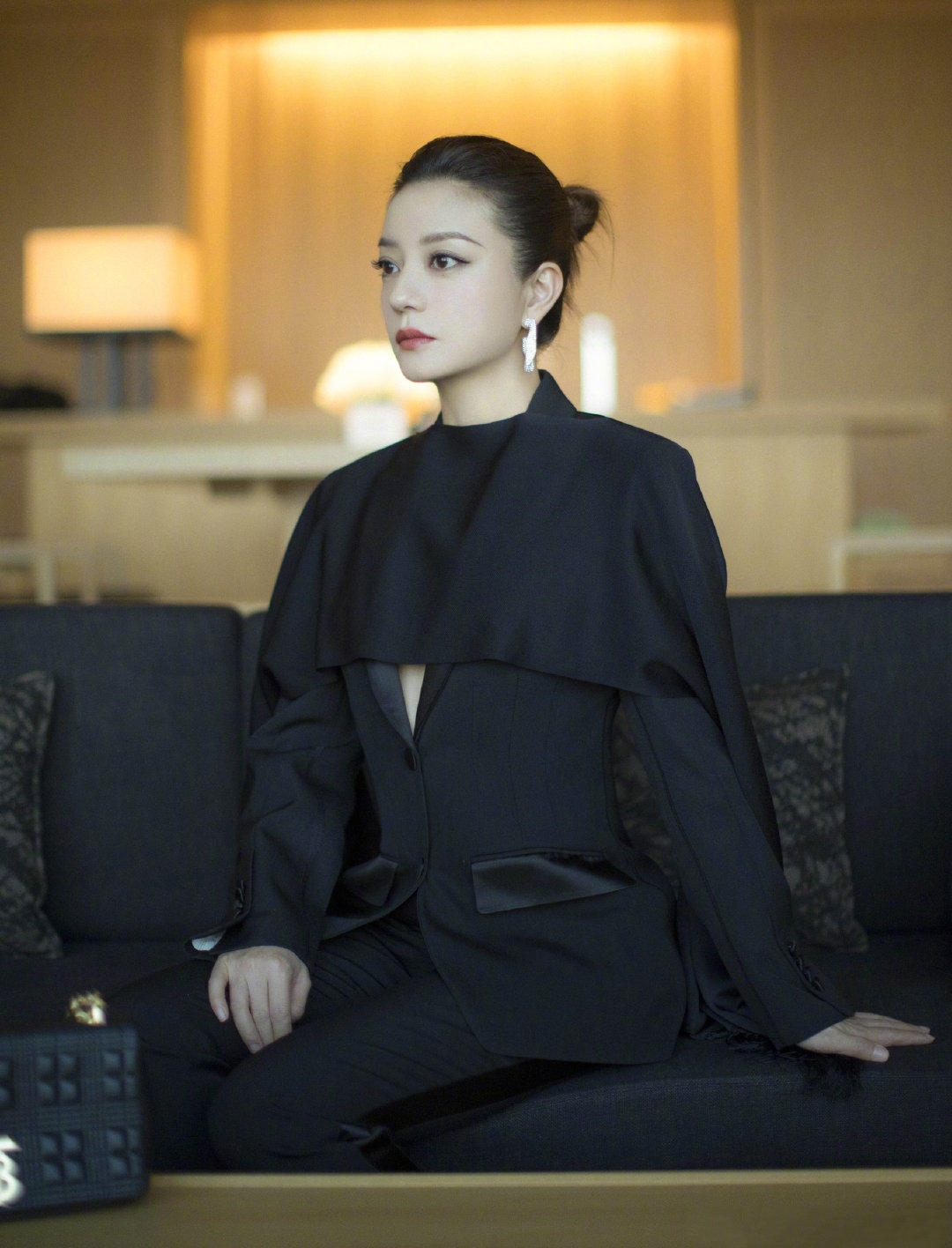 赵薇掀起刘海做女王，一身斗篷西装配丸子头太霸气，好绝一女的 