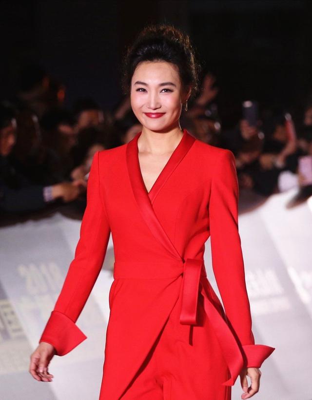 央视主播就是不一样!李梓萌一袭红衣走红毯,同框卫视主持差别大