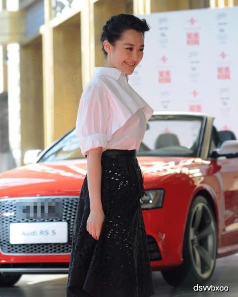 50岁许晴放飞自我，白色裙子低马尾十分减龄，举手投足散发女性魅