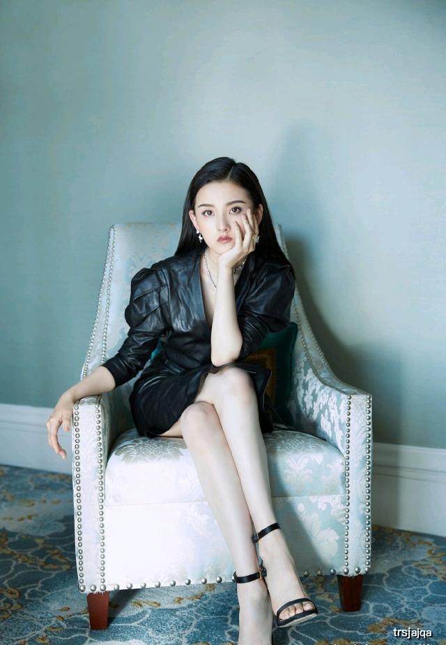 宋祖儿刘海发型太过清纯,炫酷黑色亮片裙,竟然穿出满屏少女感