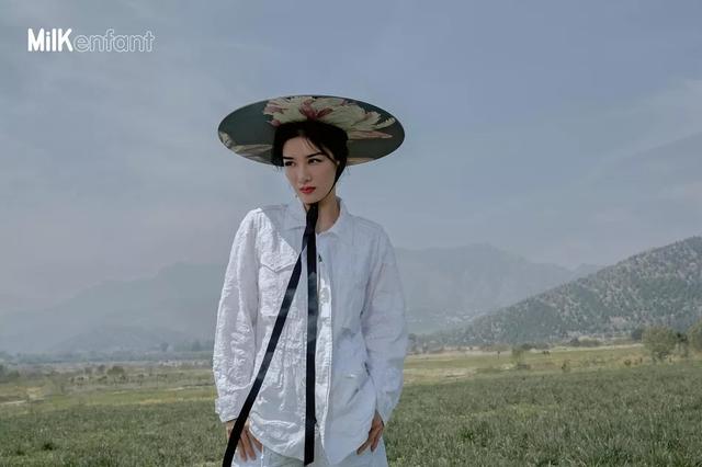 黄奕首携女儿拍大片，7岁铛铛气质初显美翻，模样像爸气质却像妈