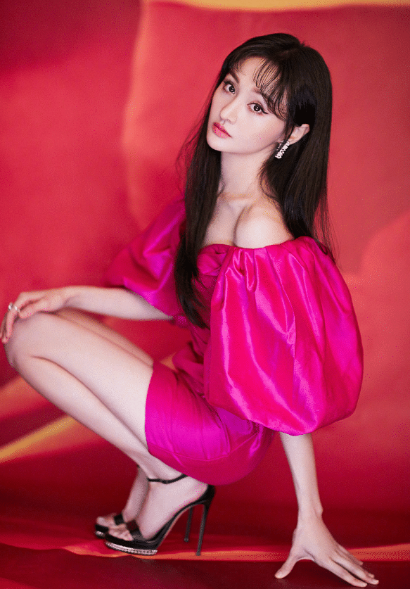 郑爽终于换风格,身穿玫红露肩裙美炸了,这衣品真开挂了