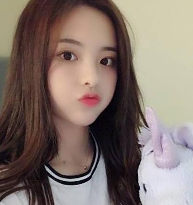 上帝果然是公平的,给了杨超越精致的娃娃脸,却配双“女汉子”手