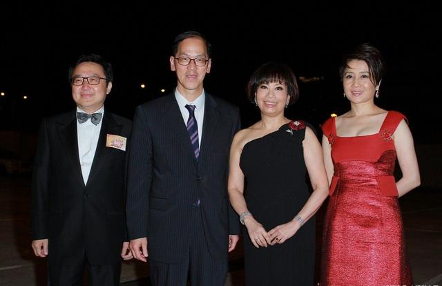 赌王四太60岁仍美艳,穿红裙出席活动身段玲珑,叠穿裤子很保守