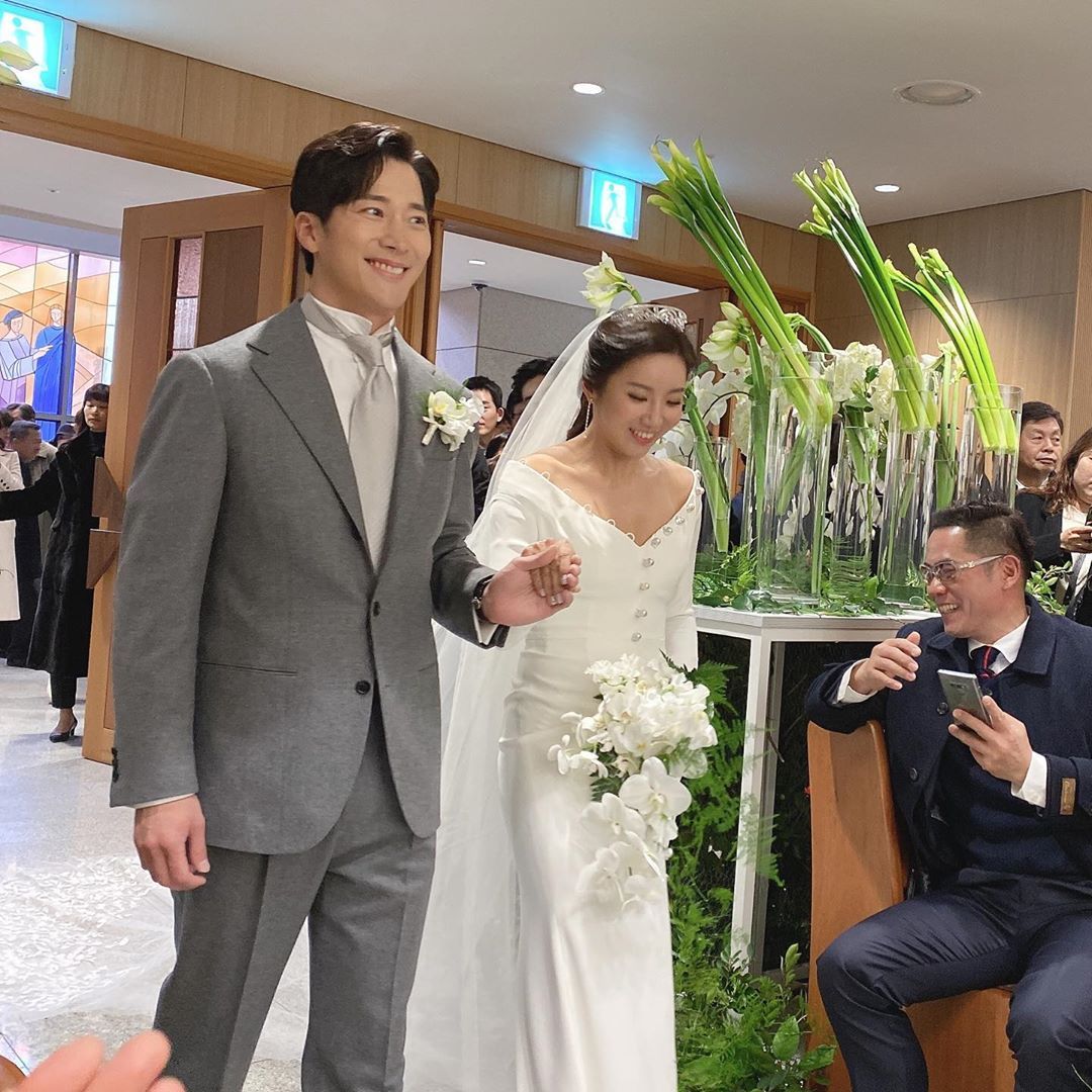 金泰希产后与老公Rain首合体，出席弟弟李莞婚礼，弟媳颜值超高 