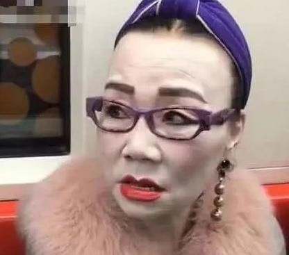 地铁偶遇“时髦”大妈，妆容精致，网友：这个粉底液什么牌子的