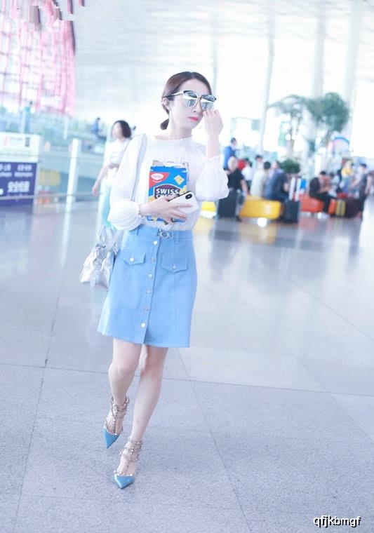 适合夏天穿的八套私服，辣妈邓莎穿绿色短袖戴报童，显年轻文艺