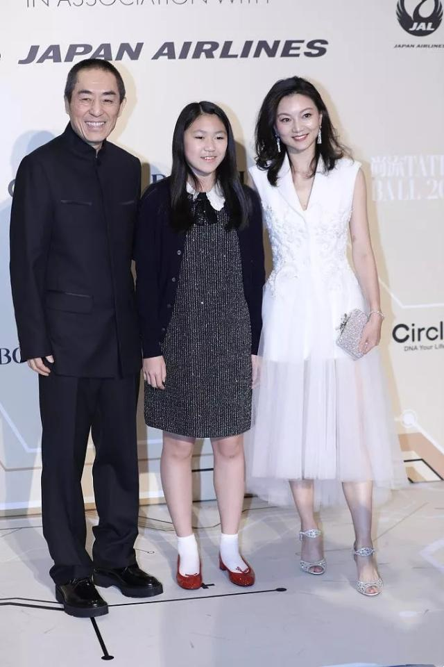 张艺谋为女庆生太寒酸，仨娃都像爸，小31岁妻子与儿女更似姐弟