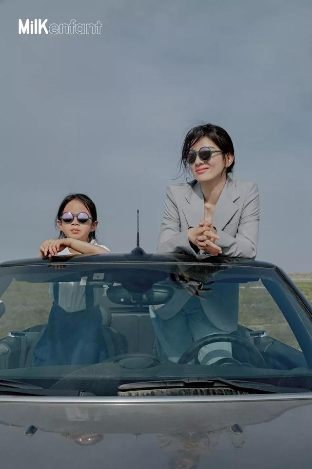 黄奕首携女儿拍大片，7岁铛铛气质初显美翻，模样像爸气质却像妈