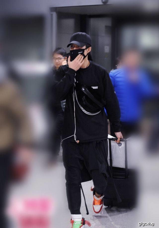 厉害了,韩东君!只反穿一件T恤就直接上机场,网友:这叫个性