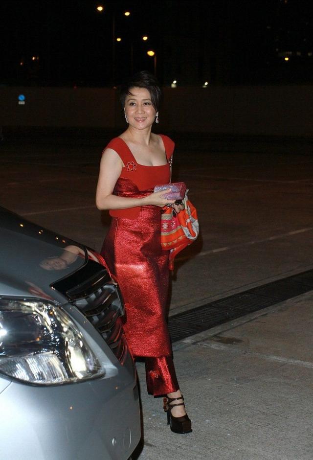 赌王四太60岁仍美艳,穿红裙出席活动身段玲珑,叠穿裤子很保守