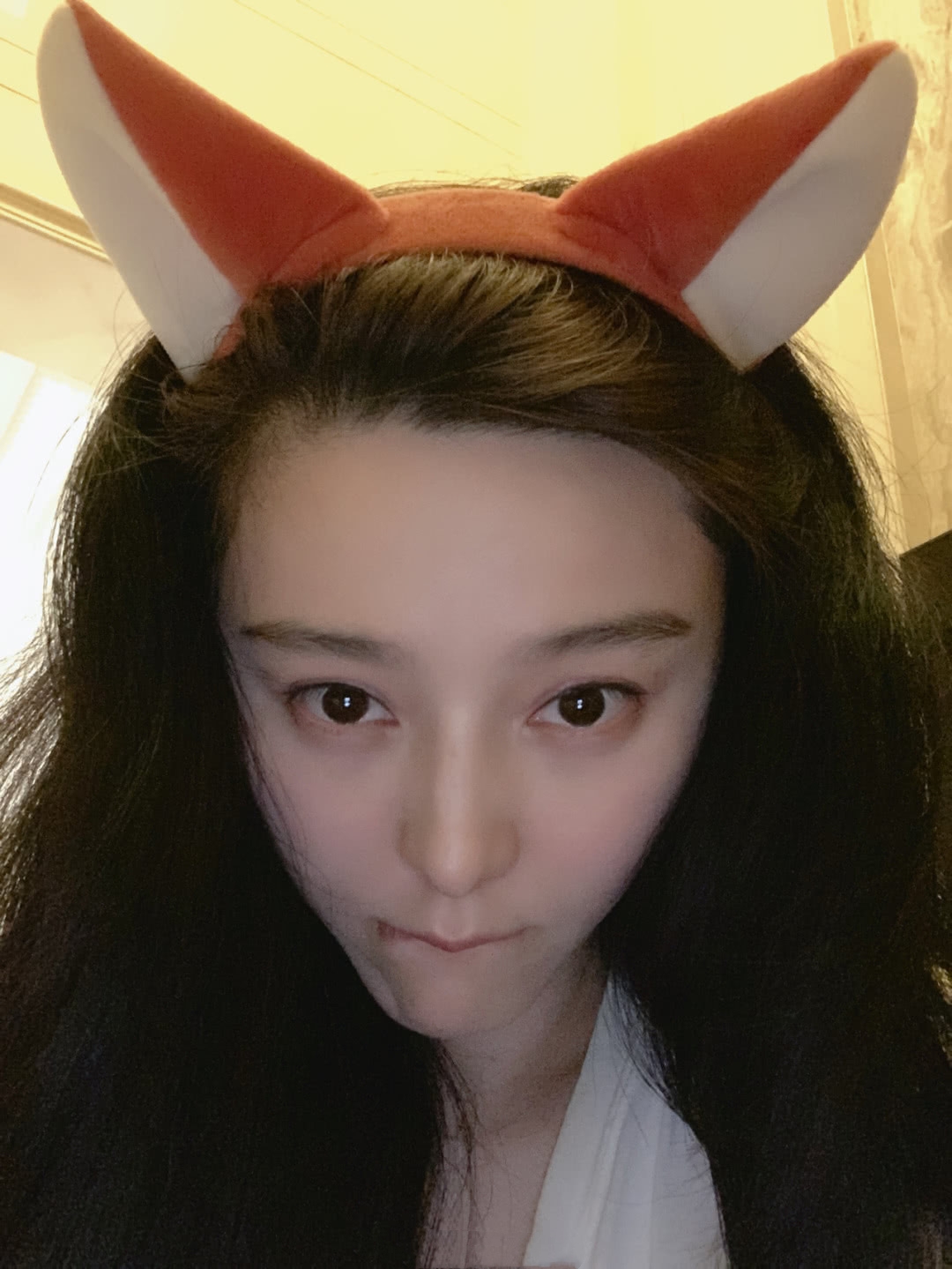 范冰冰情人节晒自拍,戴狐狸发箍瀑布长发太不真实,看着更像90后