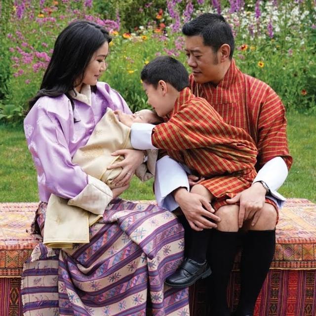 不丹王后二胎后首露面，一家四口出镜，二胎儿子首次露正脸颜值高