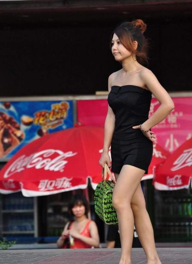 后面的外国大叔都看痴了