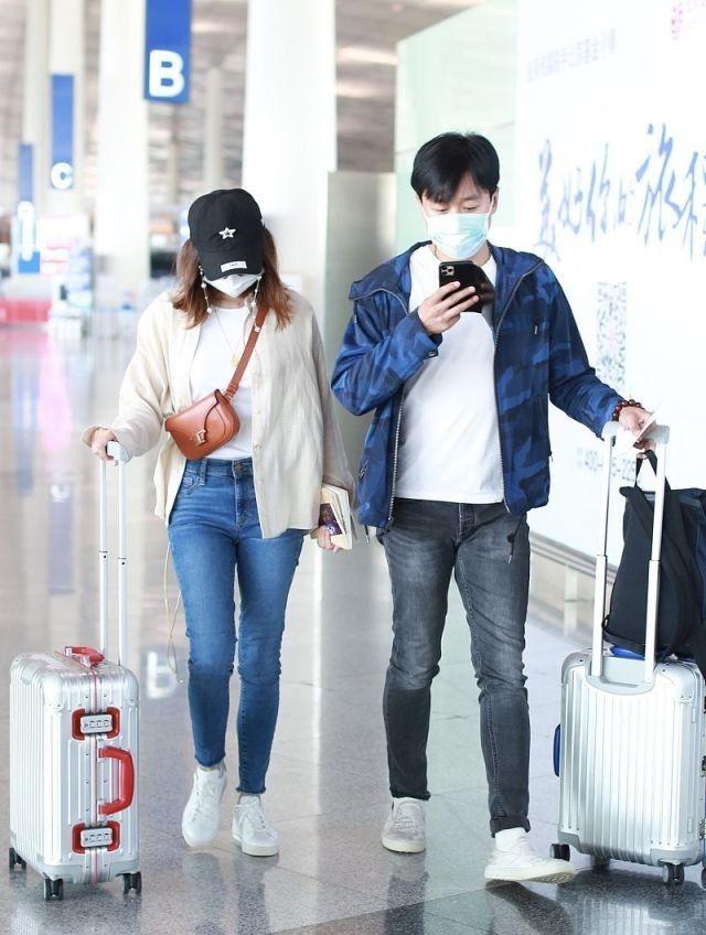 佟大为夫妇走机场,关悦留长发太减龄,戴珍珠链眼镜穿得像小姑娘