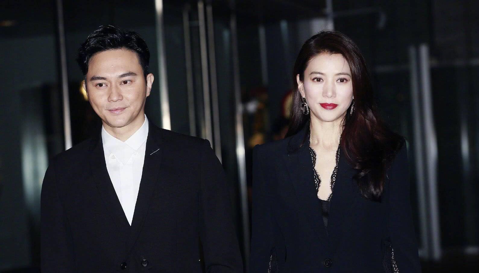 长发的“靓靓”更靓了,与张智霖一同现身阿娇婚礼,模样依旧年轻