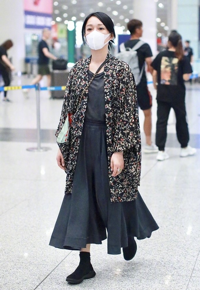 周迅一身香奈儿亮相时装周,穿五分短裤凹造型,掀起刘海气场满分