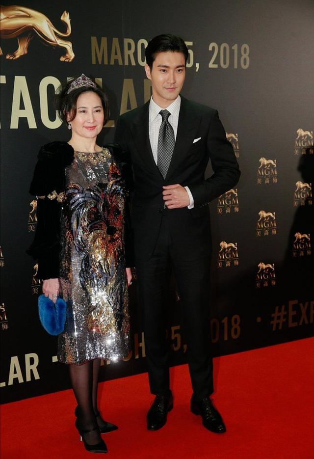 何超琼戴皇冠太贵气,妹妹穿粉裙扮嫩翻车,三姐妹同框像母女尴尬