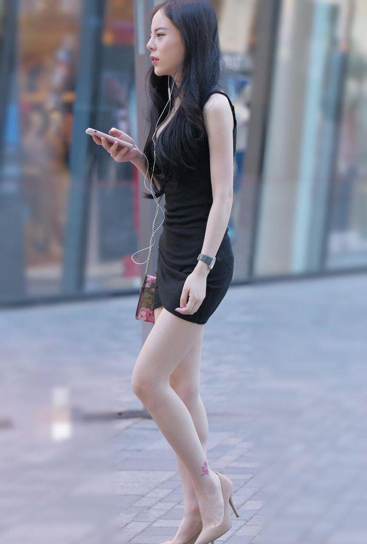 热情活泼的时尚街拍：甜美有型的美女，展现细节上的精致感