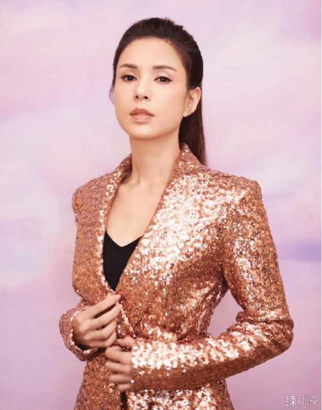 “小龙女”李若彤才是腰精,51岁大秀“蚂蚁腰”,网友:看服了