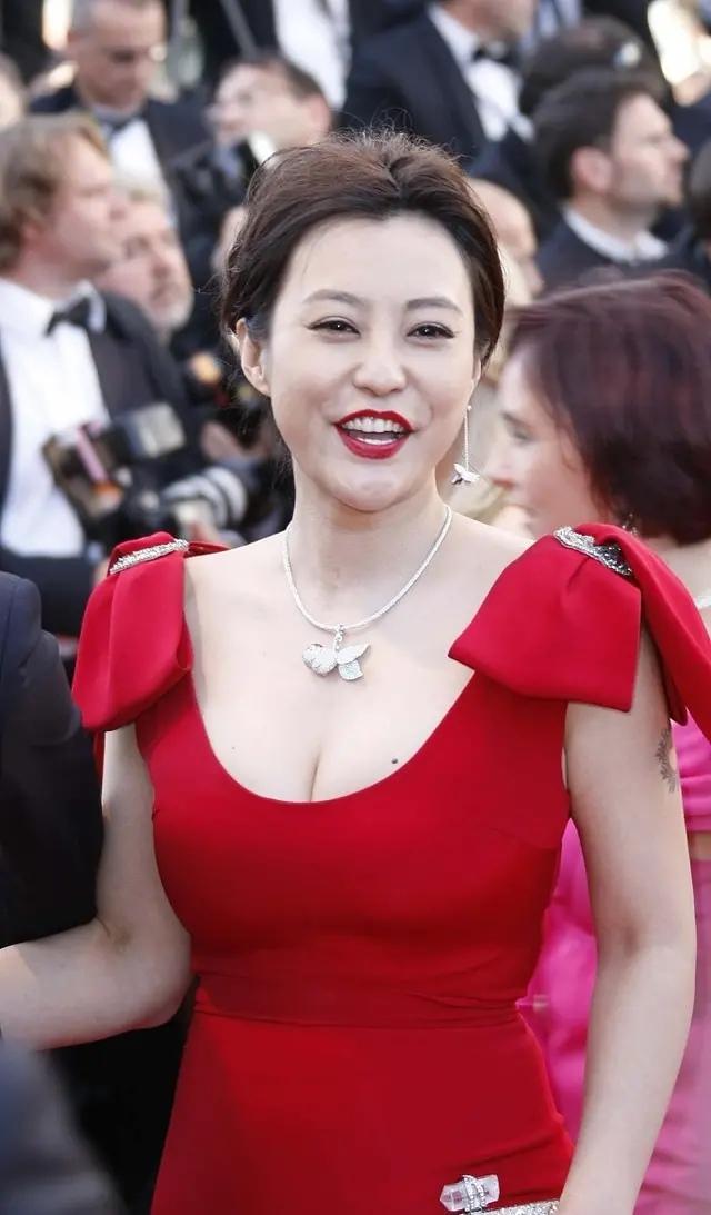 郝蕾穿旗袍好富态,长胖不少暴露小肚子,一双腿更是肉感十足
