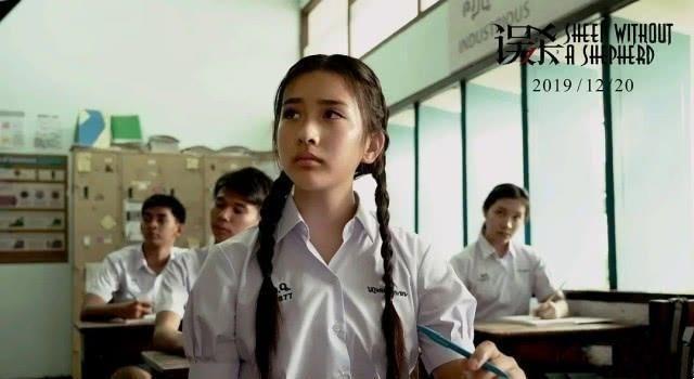 陈冲晒照庆祝女儿哈佛毕业,女儿一头秀发颜值很高,笑容更是像妈