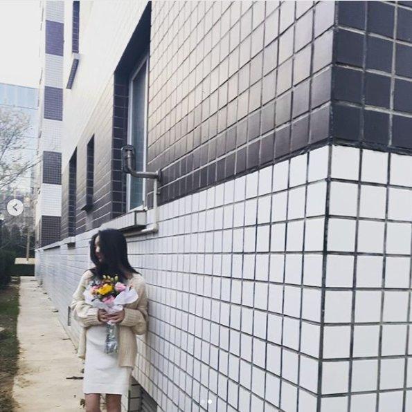 李嫣竟是王菲小迷妹,穿西装裙搂妈妈入怀,14岁染新发色好成熟